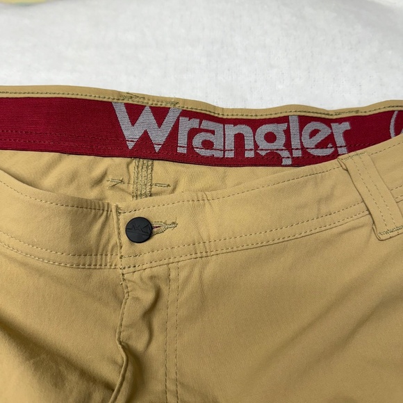 Wrangler mens tan shorts. Size 48 with elastic waist. Side pocket - Picture 2 of 5